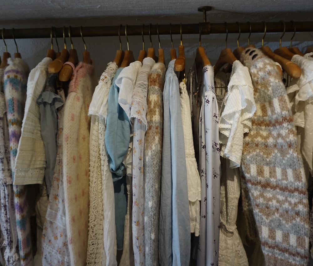 Roupas organizadas em uma arara de bazar